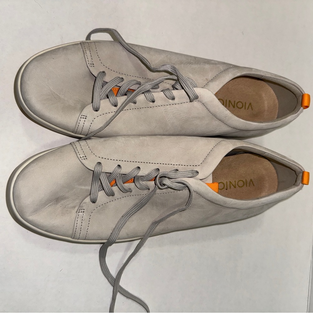 Vionic women’s Paisley made of Grey Nubuck leather